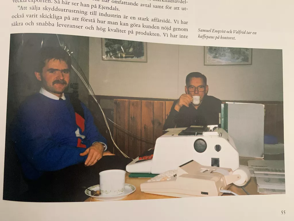 Young Samuel Enqvist and Valfrid Ejendal sharing a coffee break in the Ejendals office during the 1980s.