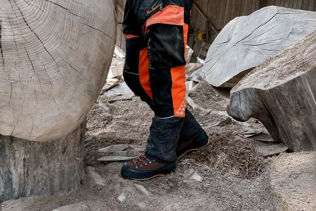 Jalas-chain-saw-boot.png