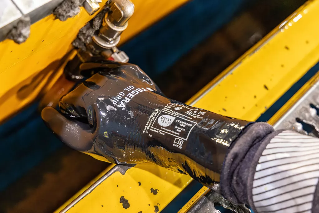 Cat III Glove Tegera 8853 Oil Grip industrie use.jpg